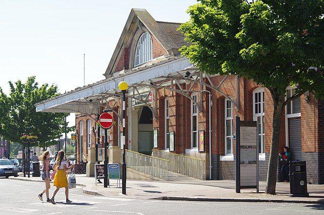 For a seaside matchday vibe, check out Worthing’s Montague Street, where sports bars serve up cold pints, big screens, and a lively crowd for live games.